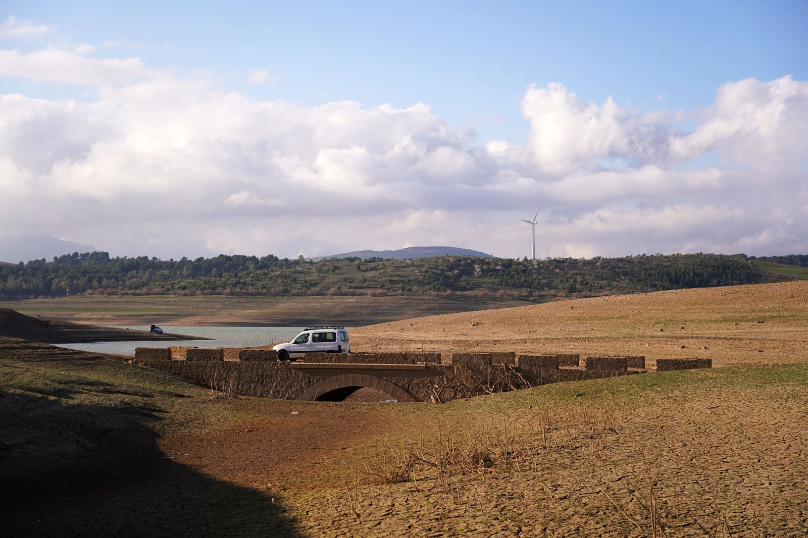 Los efectos de la sequía en el pantano de Guadalteba, en fotos