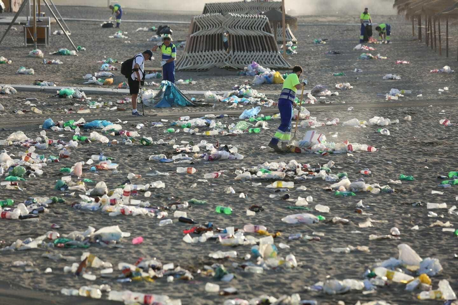 Restos de basura en una de las playas de la capital