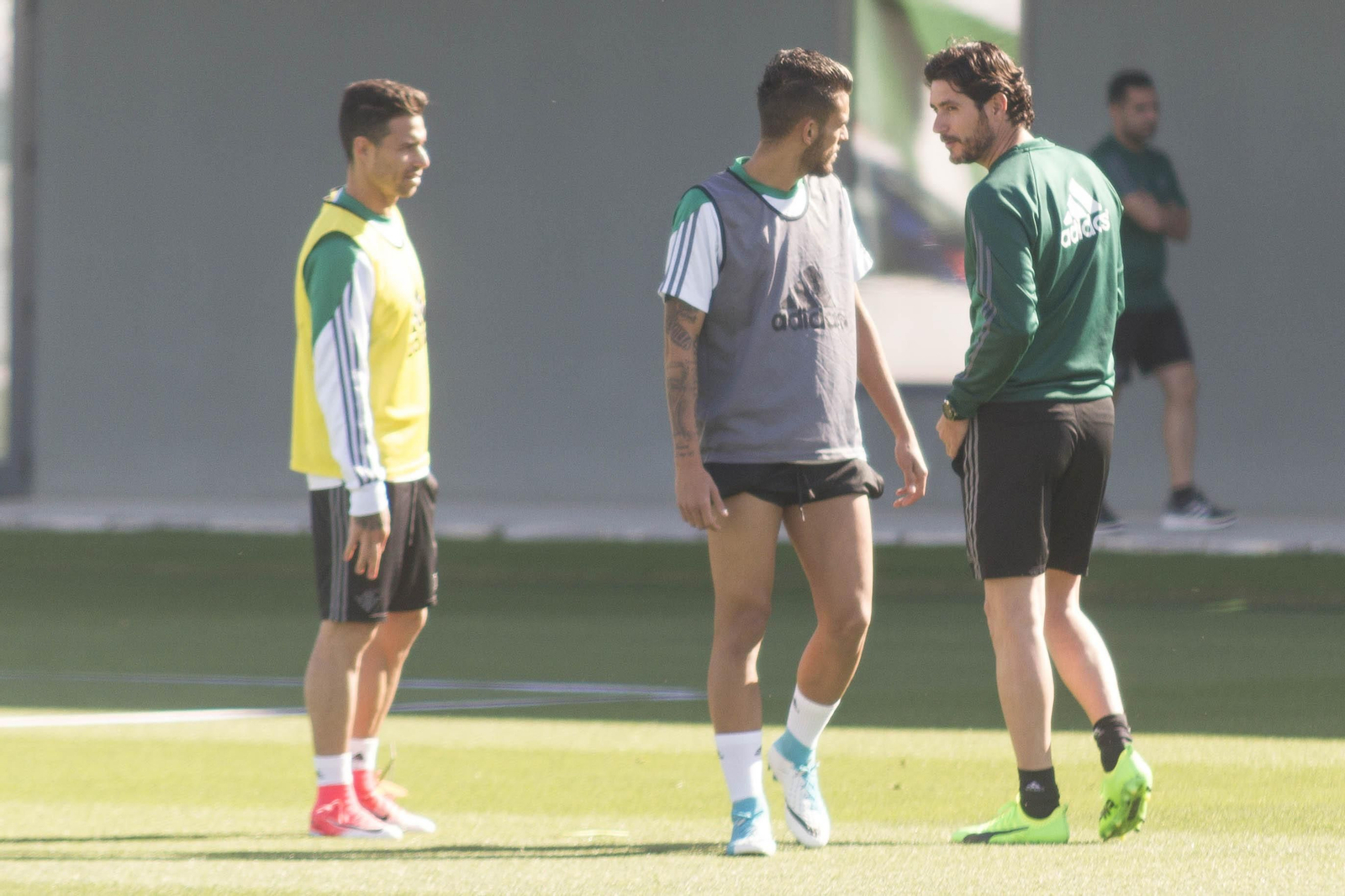 Víctor Sánchez del Amo, junto a Dani Ceballos y Rubén Castro, en un entrenamiento.