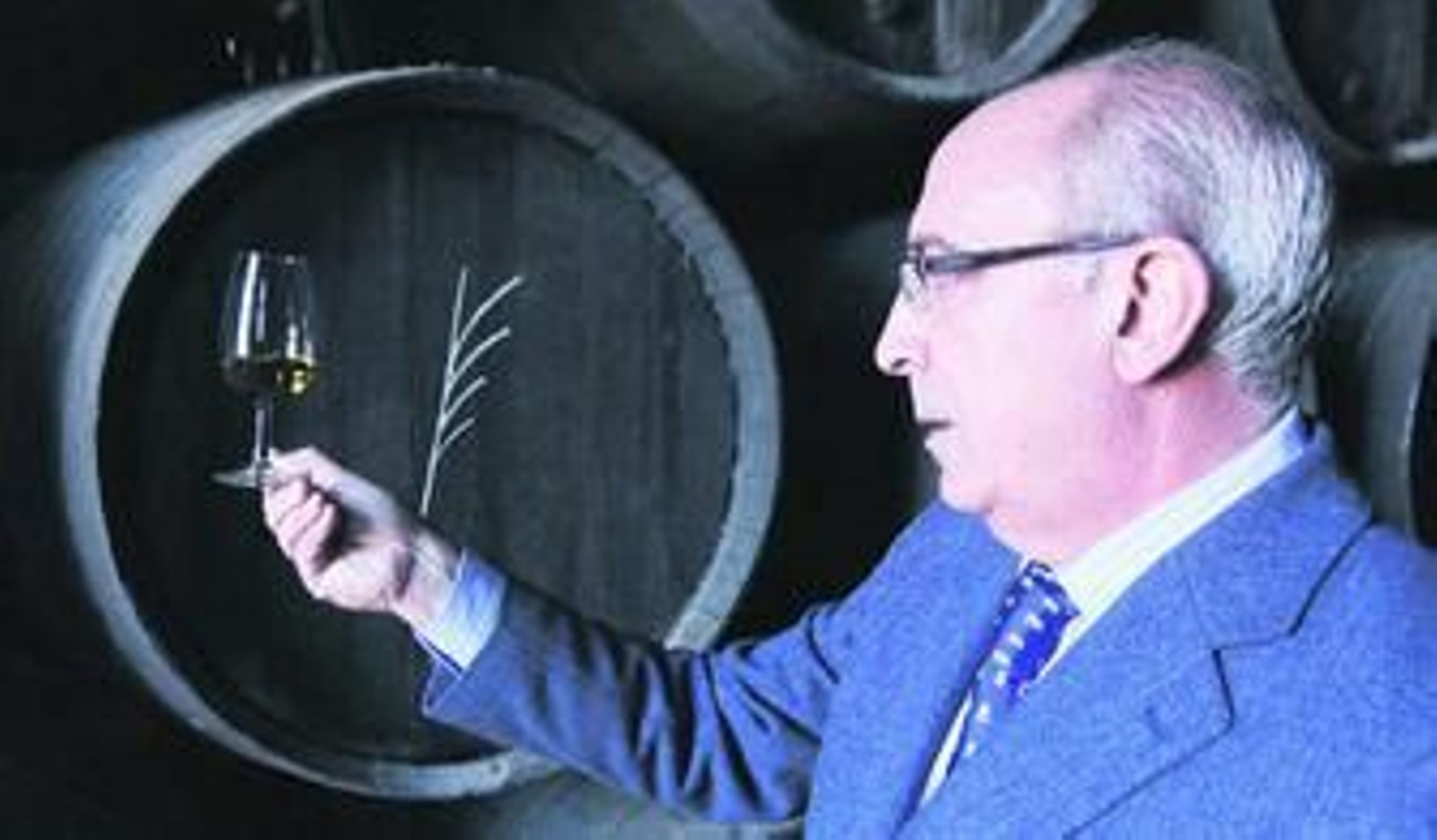 El enólogo de González Byass, Antonio Flores, desnuda con la vista una copa de fino cuatro palmas junto a la bota que esconde esta joya enológica de 45 años de vejez.