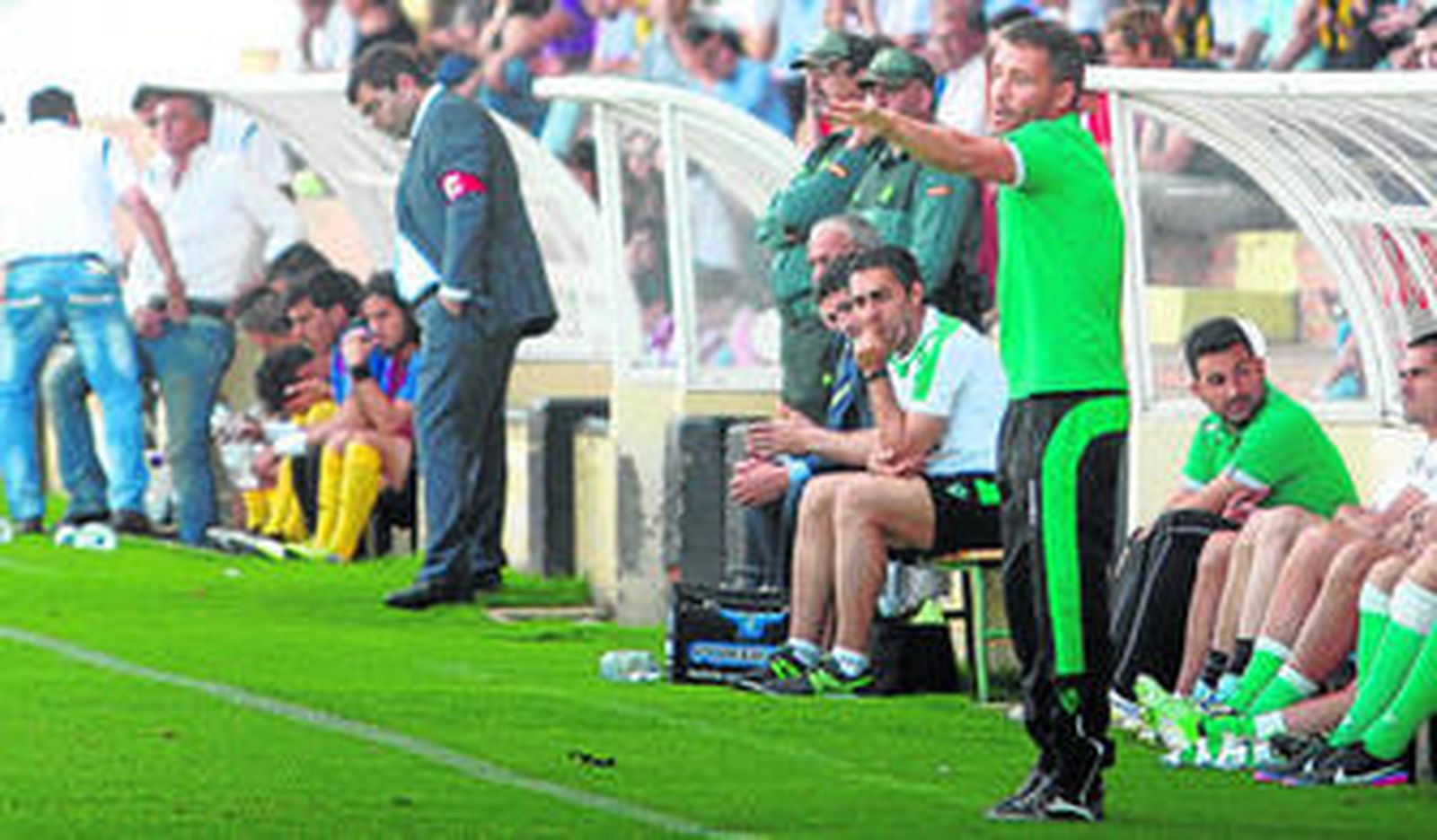 Óscar Cano da instrucciones a sus futbolistas durante el encuentro disputado a domicilio ante el San Roque de Lepe.