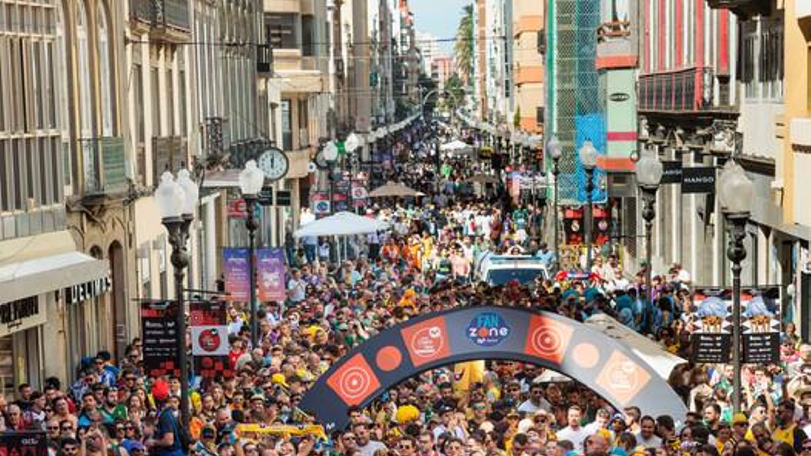 La gran fiesta de las aficiones en la Copa: Miles de personas toman las calles de Las Palmas
