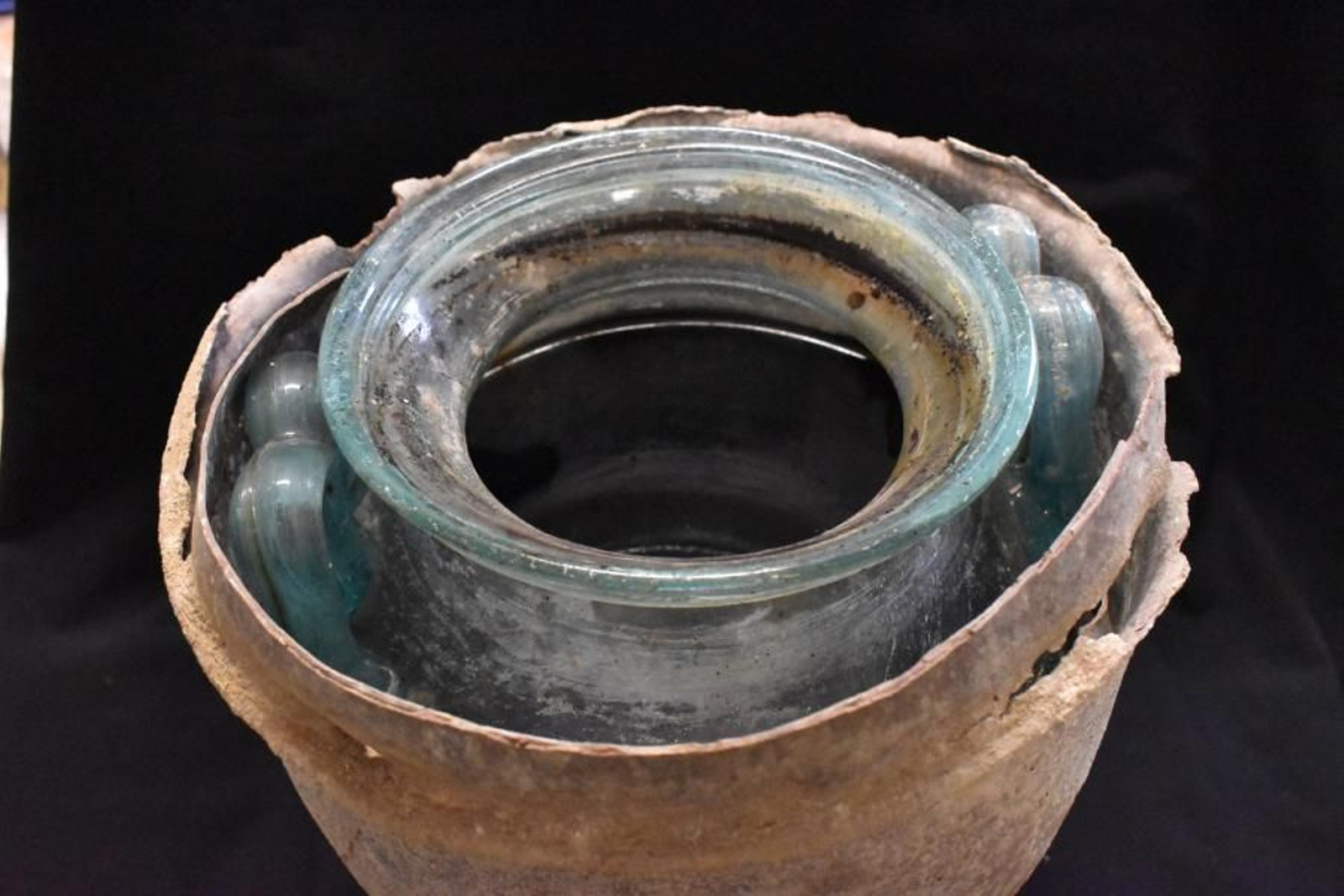 Urna de vidrio donde se encontraba el vino. Urna de vidrio donde se encontraba el vino.