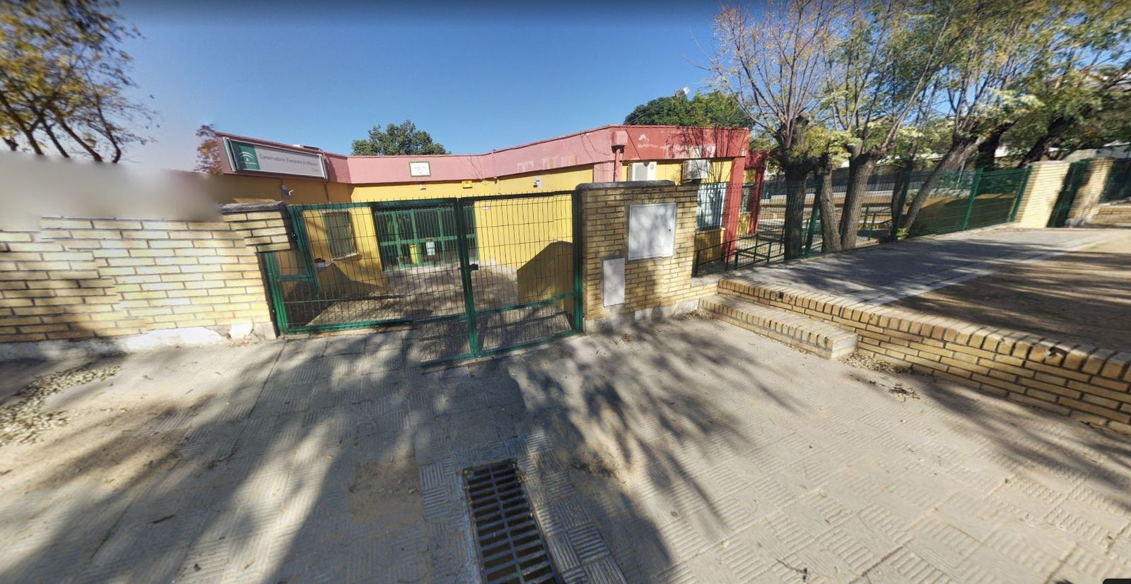 Entrada del edificio, en la avenida Blas Infante.