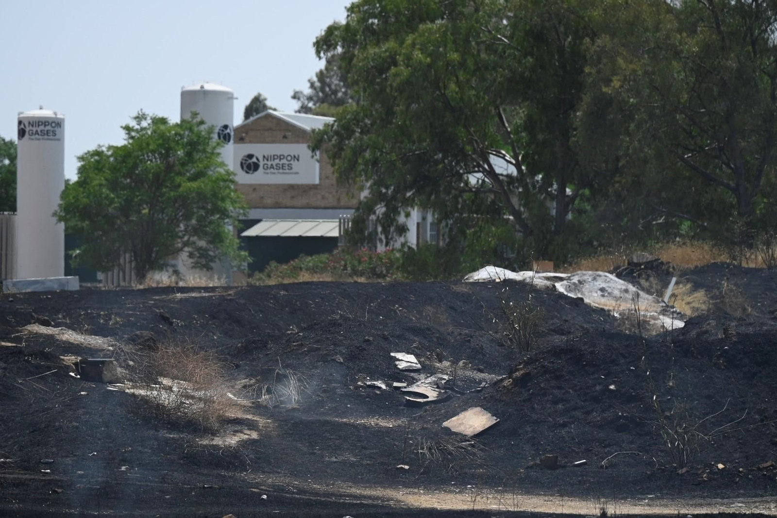 La zona calcinada por el incendio junto a la ronda Oeste, en imágenes