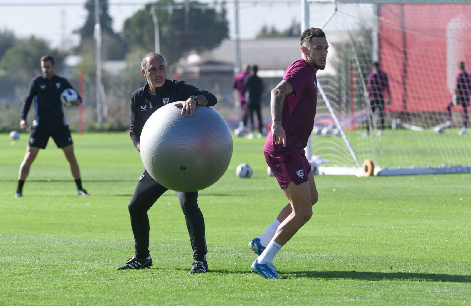 Ocampos, junto a uno de los preparadores físicos del Sevilla.