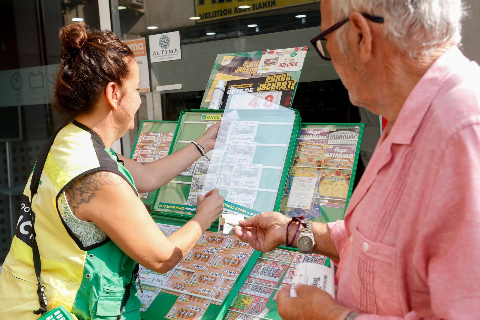 Fotos de la venta del cupón de la ONCE dedicado al Mercado Ingeniero Torroja