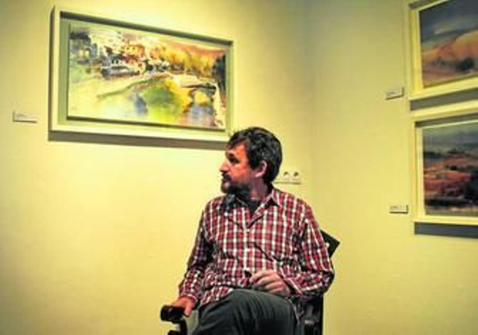 Camilo Huéscar, con sus obras.