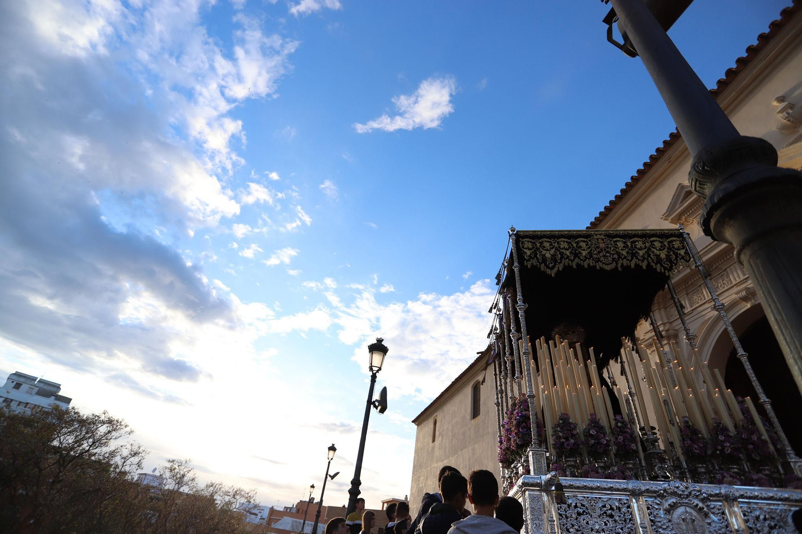 Imágenes de la procesión del Descendimiento por las  calles de Huelva