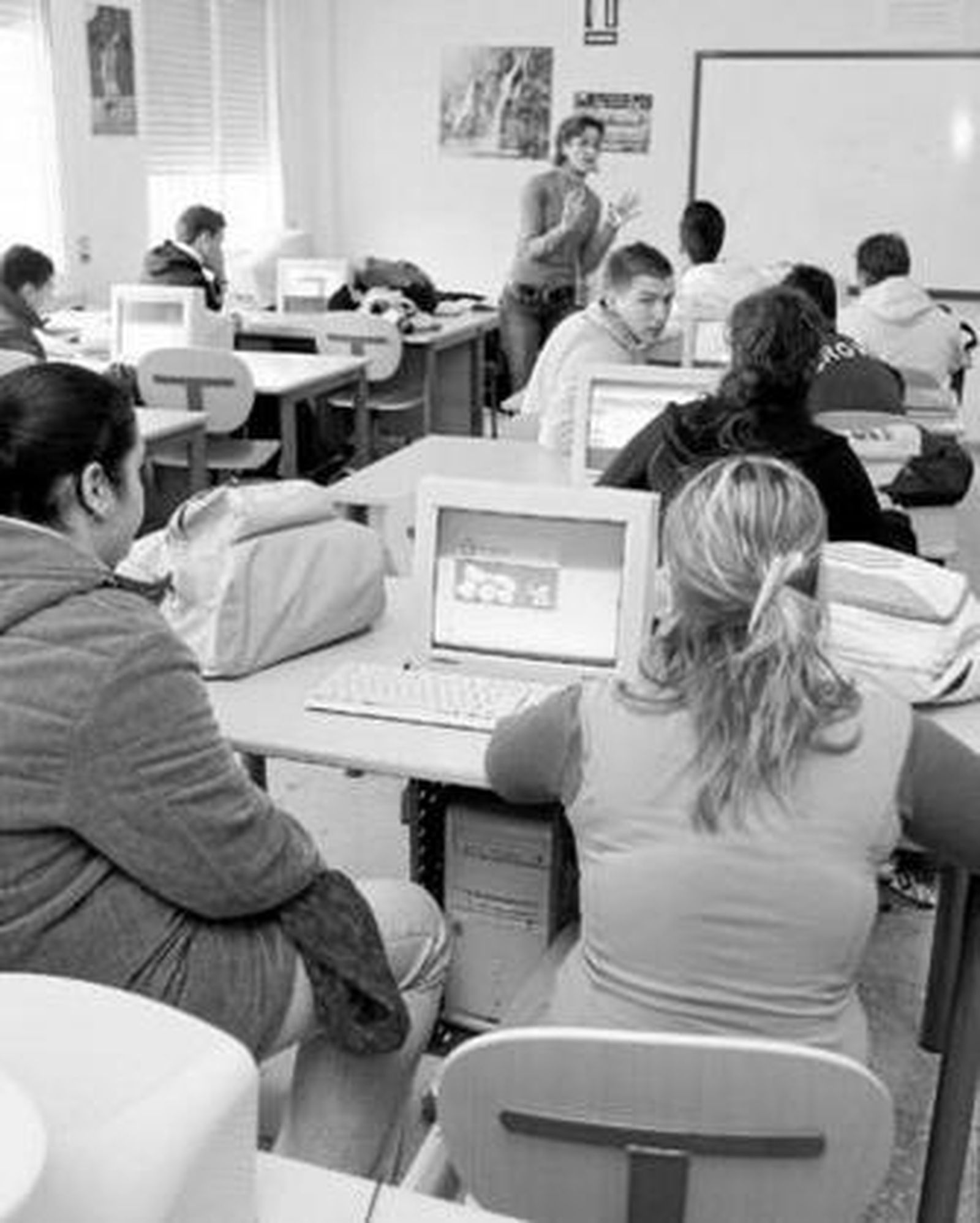 Grupo de alumnos en un aula TIC.