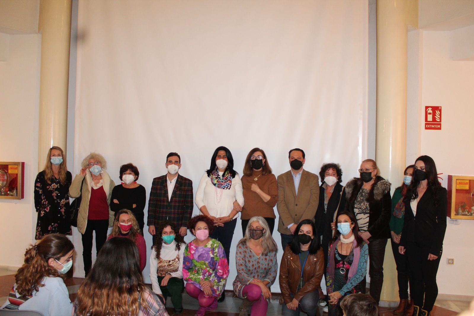 CArlos Sánchez y Juan Manuel Martín Robles con las artistas que exponen en el Museo de Arte.