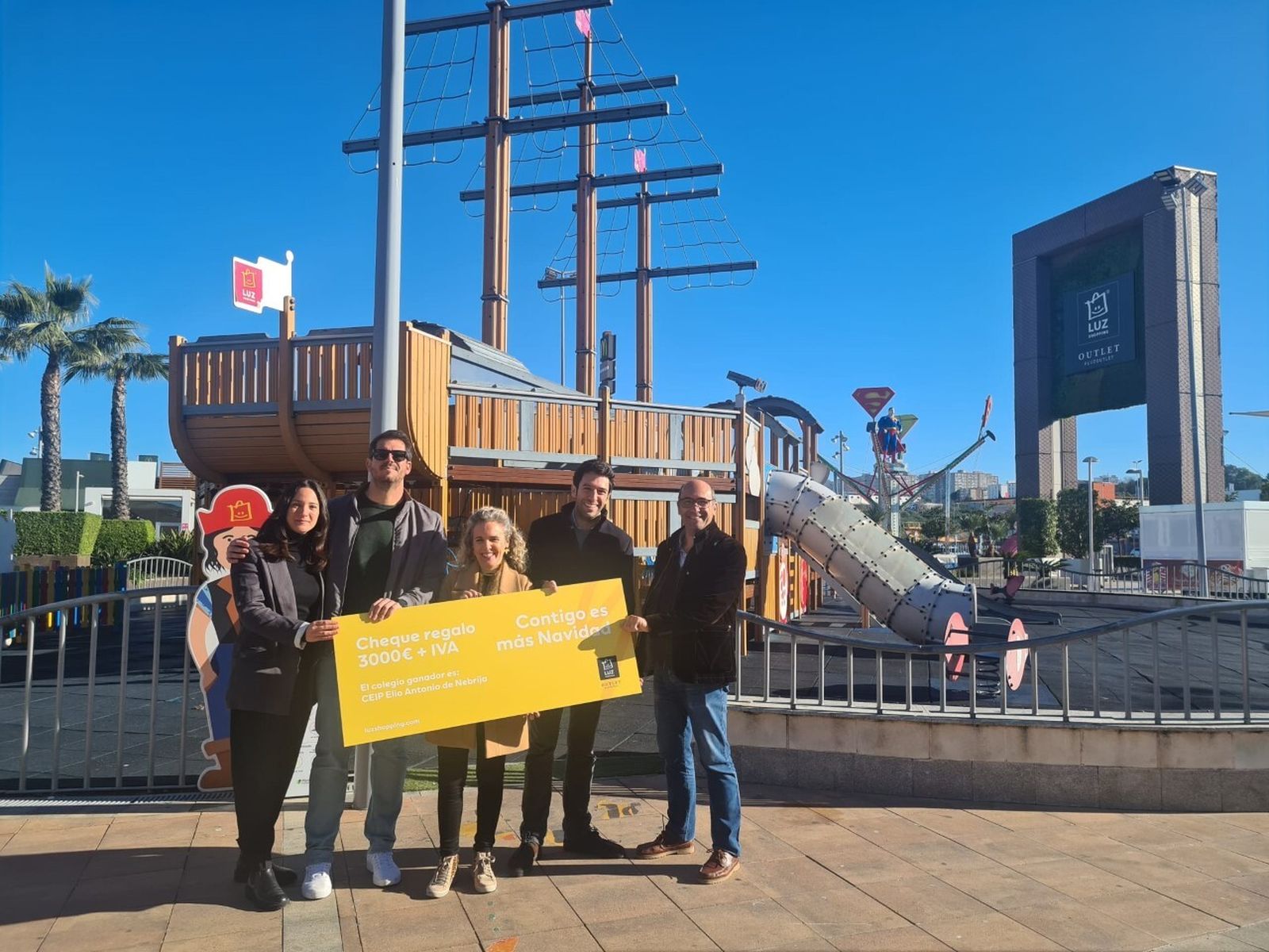 Representantes del CEIP Elio Antonio de Nebrija y Luz Shopping