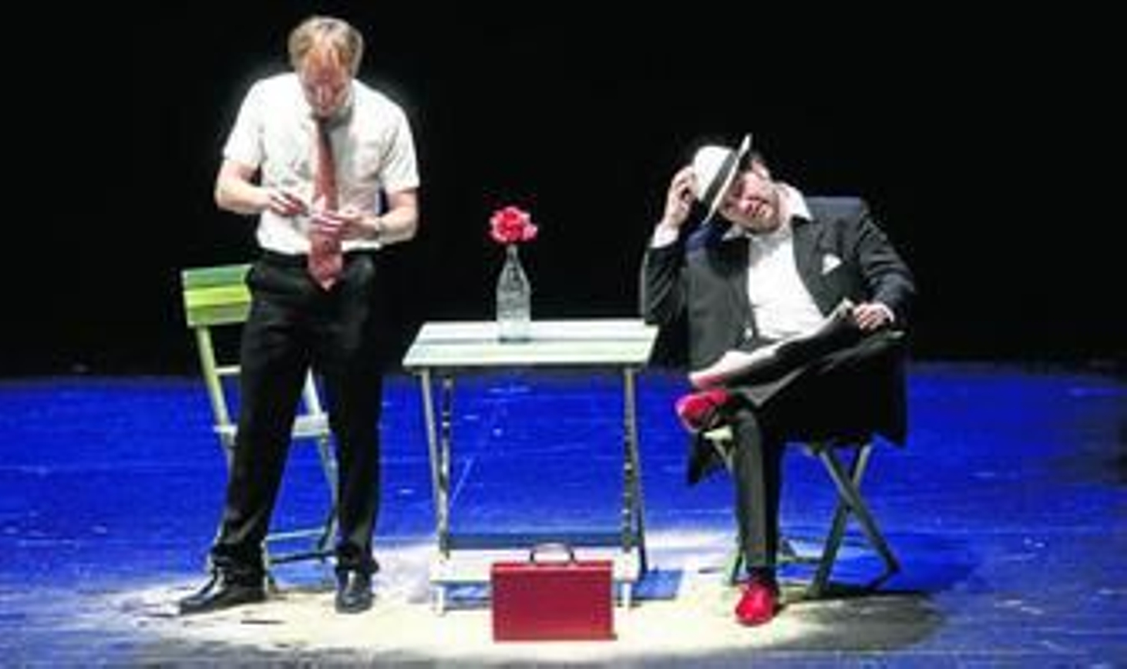 Alfonso Sánchez y Alberto López, ayer durante la representación de 'Patente de corso' en el Palacio de Congresos de La Línea.