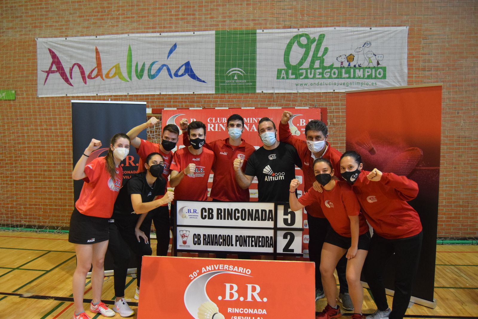 El equipo rinconero posa tras el triunfo ante el Pontevedra.