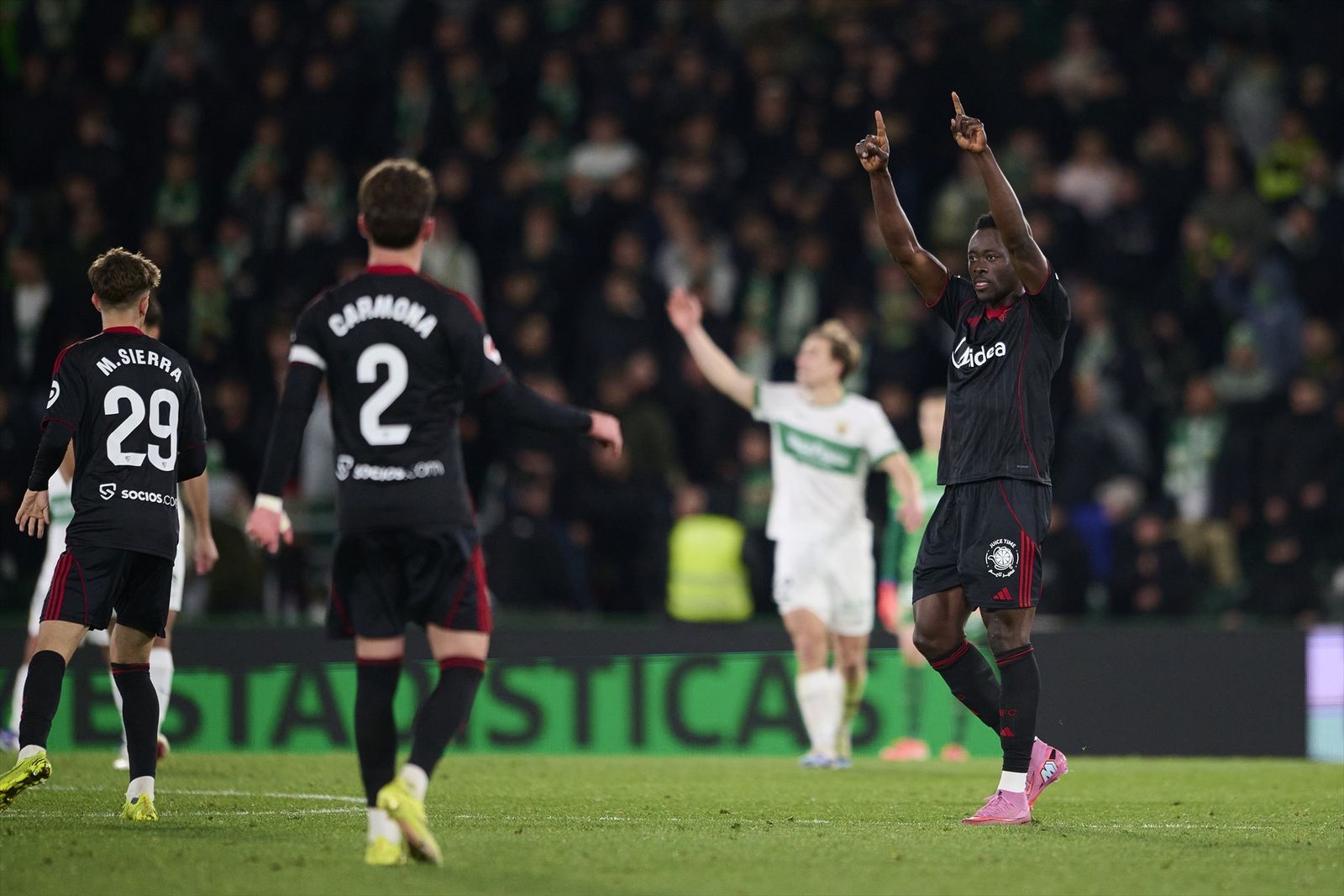 Akor Adams celebra el empate sevillista en Elche gracias a sus dos goles.