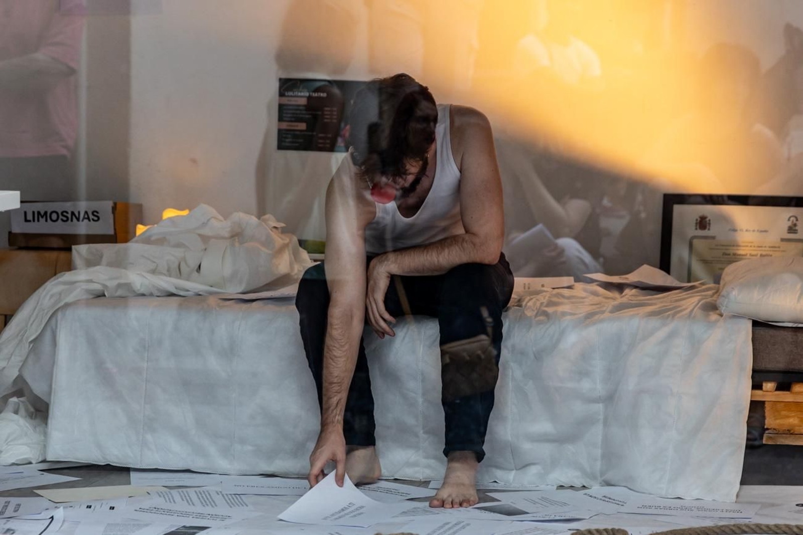 El escaparate que denunció la precariedad cultural: así fue la protesta artística de Manuel Sutil