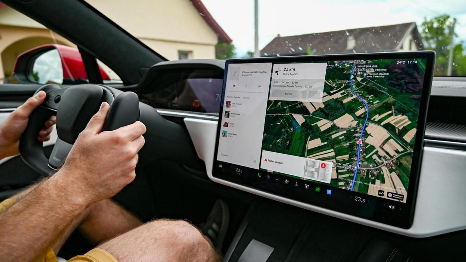 Coche con pantalla integrada en el salpicadero