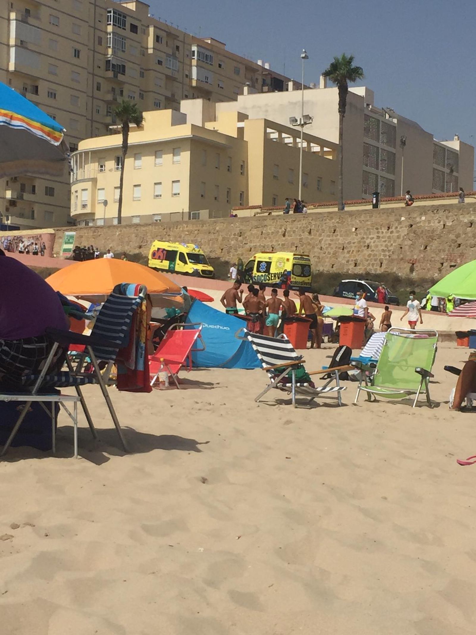 Los servicios de emergencia y la Policía acuden al lugar del suceso.