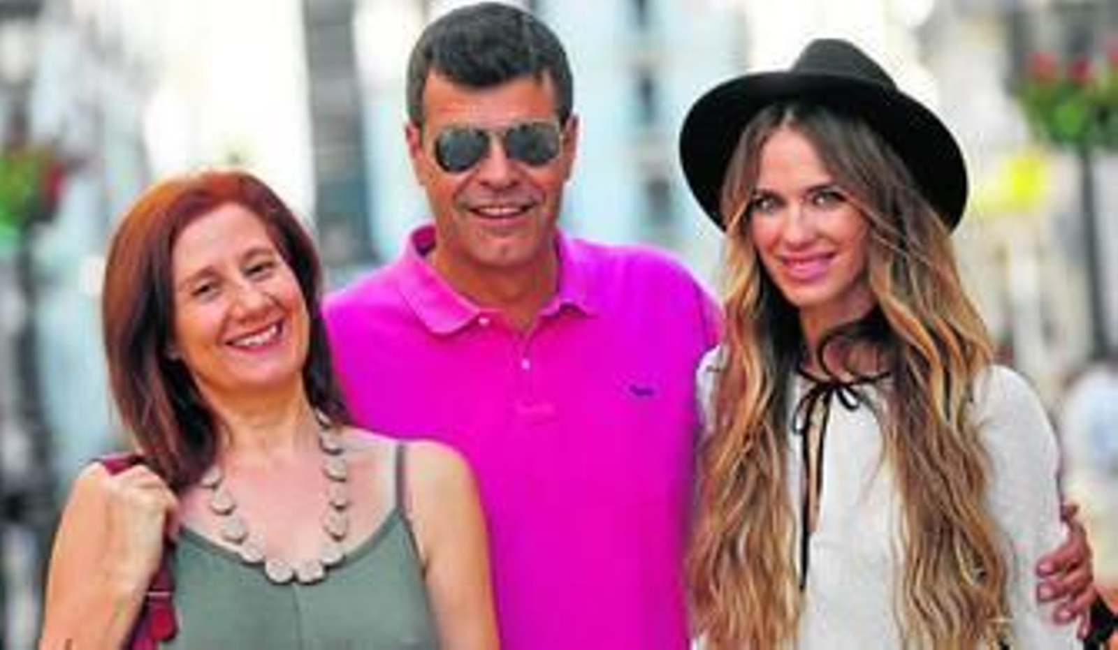 Esperanza Elipe, Andoni Ferreño y Vanesa Romero posan en plena calle Marqués de Larios.
