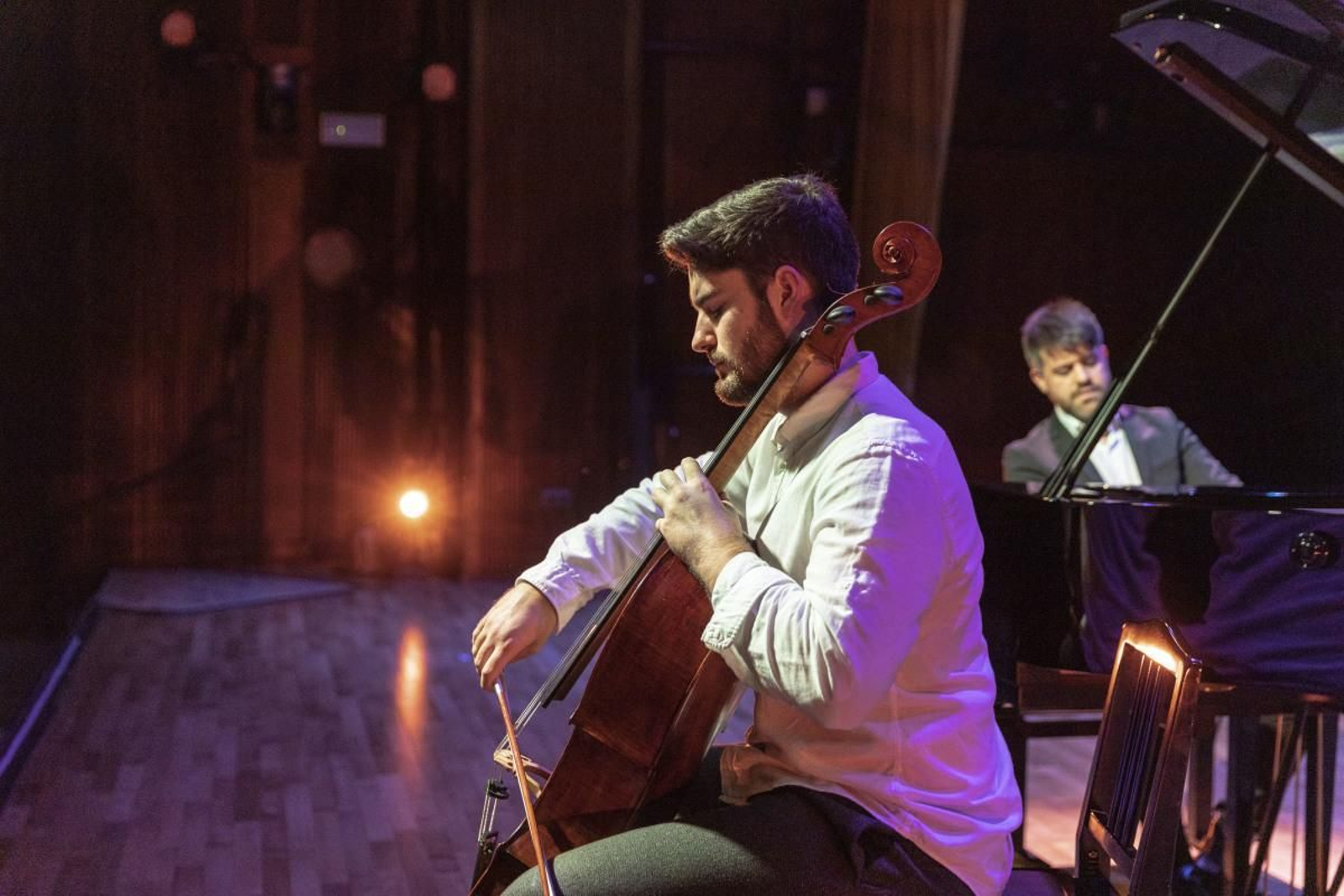 El chelista sanroqueño tocando junto al pianista Elio Coria en la Fundación Juan March.