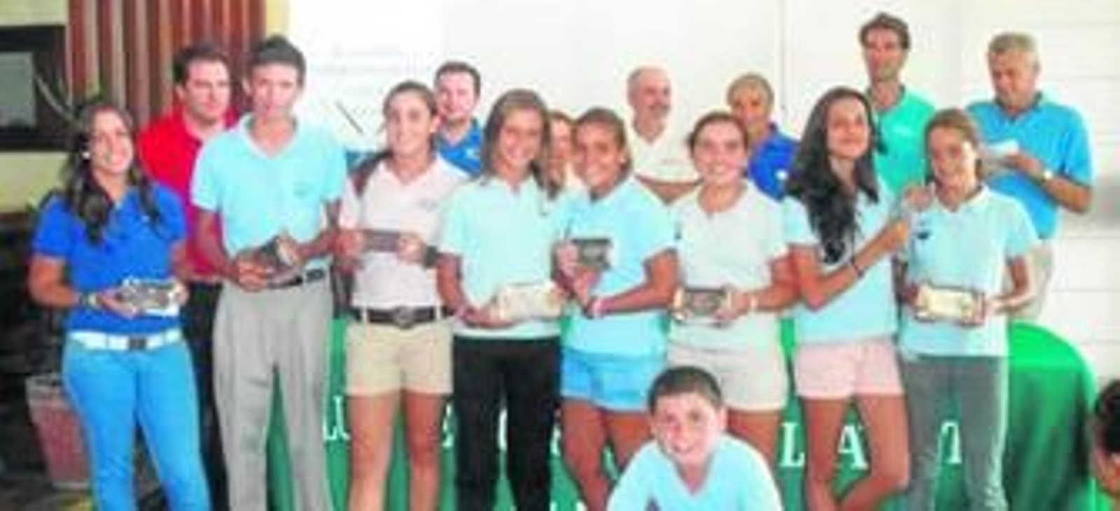 Los componentes del equipo onubense posan con sus trofeos tras la disputa de la prueba.