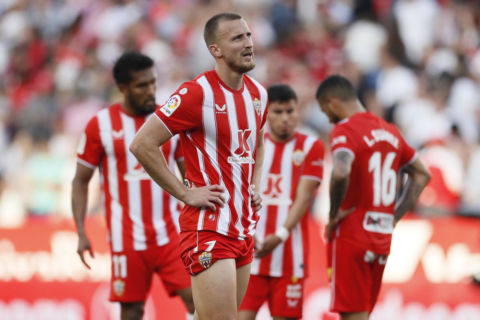 Rodrigo Ely se lamenta de un gol recibido la pasada temporada ante el Sevilla en el Ramón Sánchez Pizjuán.