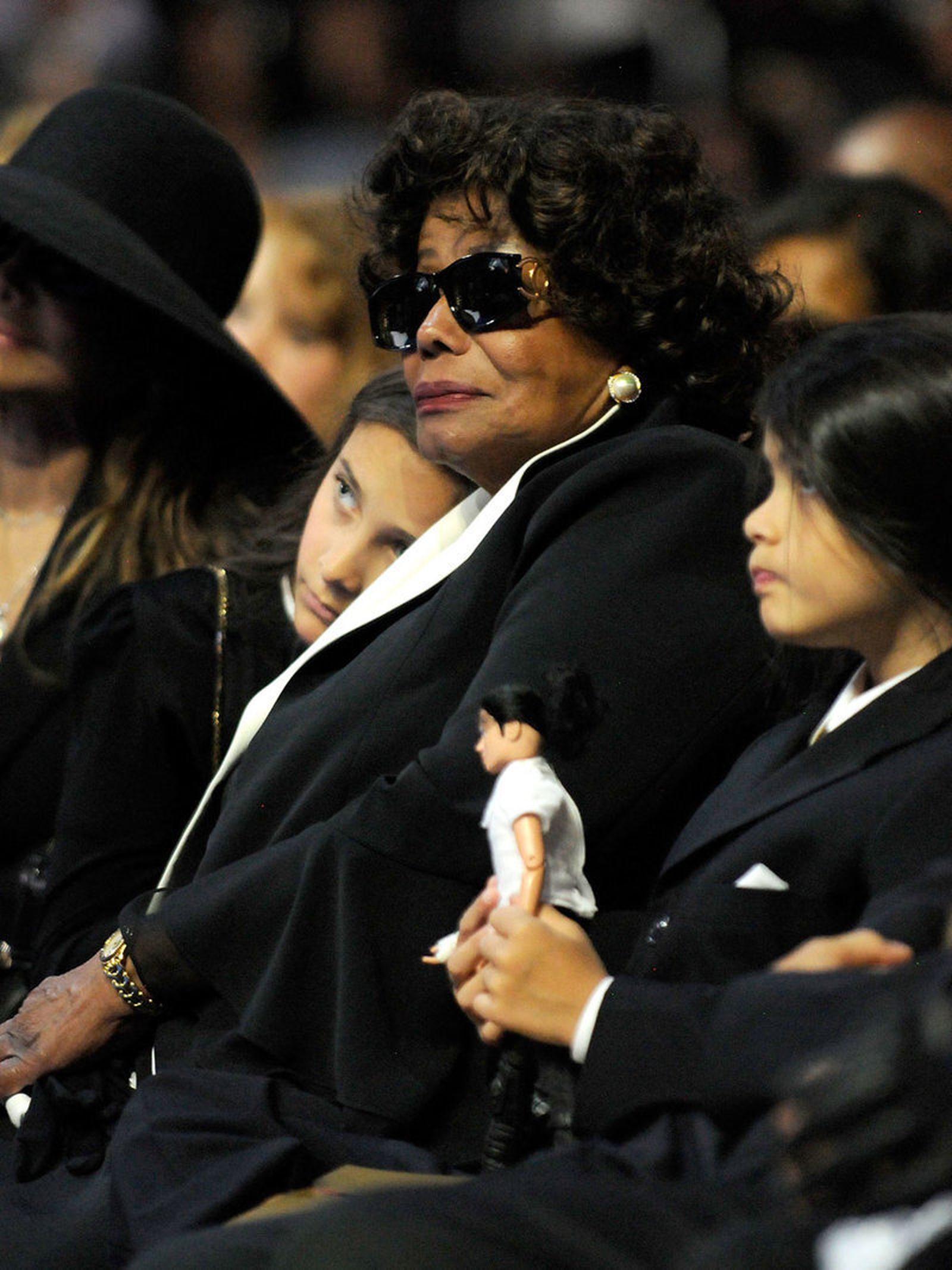Katherine, la madre de Michael, consuela a sus nietos durante el funeral de su hijo.