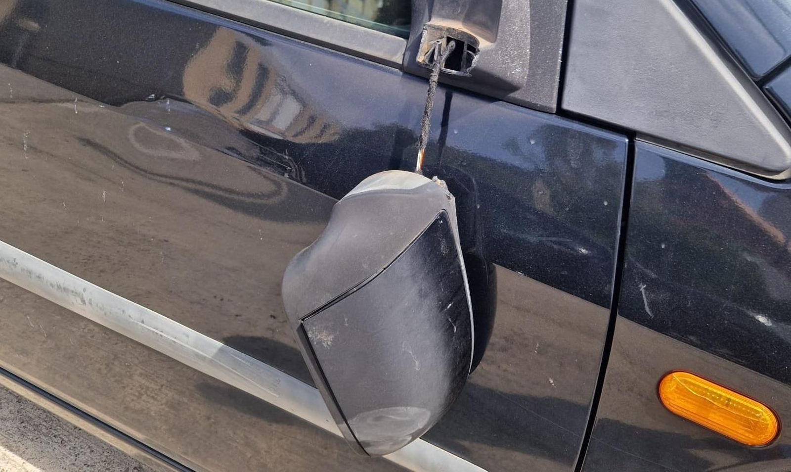 Uno de los vehículos vandalizados en la zona de aparcamiento público situado entre las avenidas Tomás García Figueras e Ingeniero Ángel Mayo