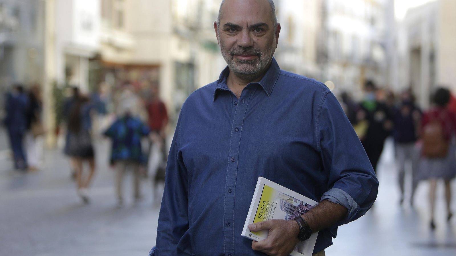 Enrique Hernández con su libro en la calle Tetuán.