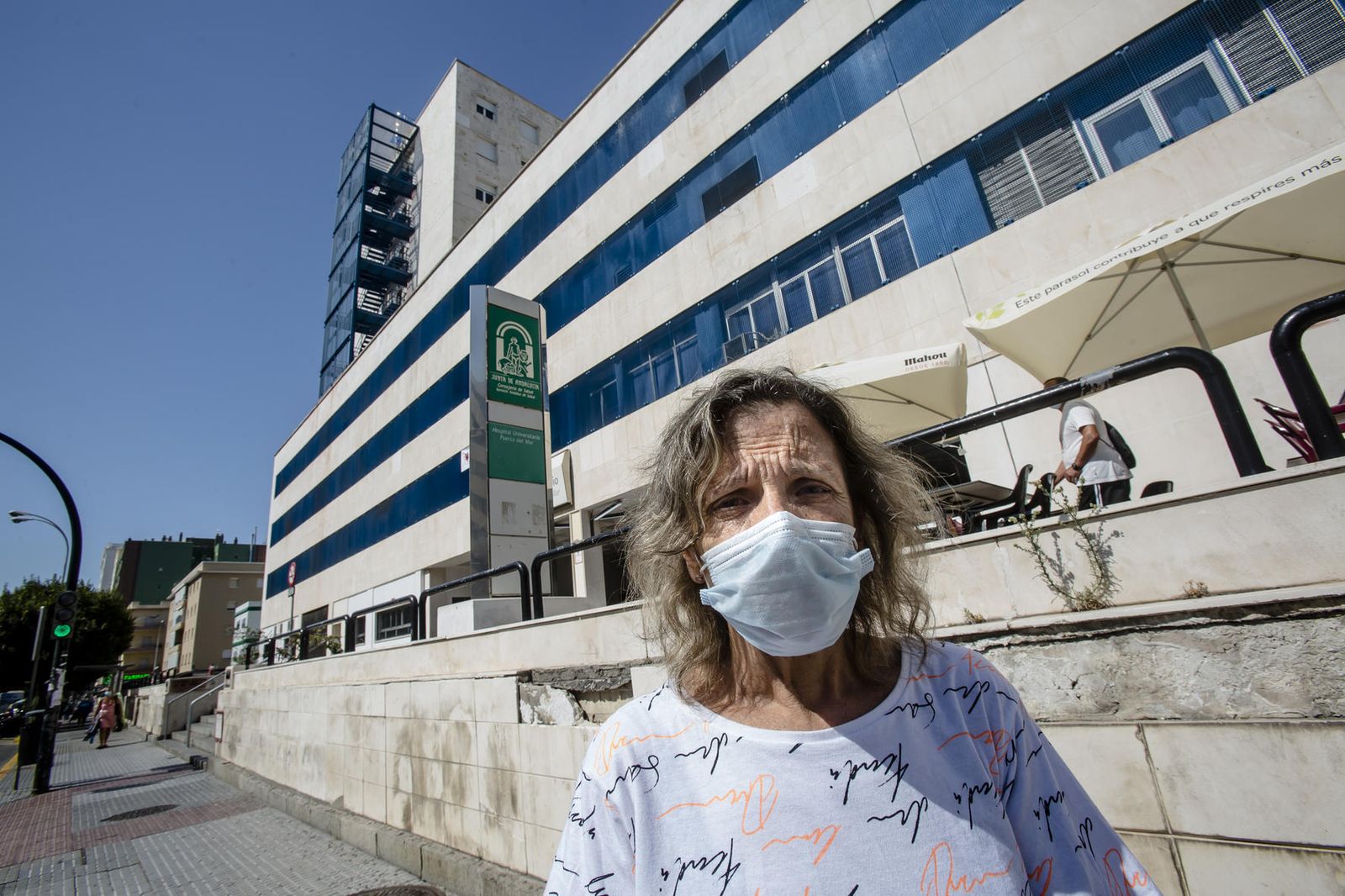 Regla Rodríguez, ante el Hospital Puerta del Mar, donde cuida a su hijo, en tratamiento contra la leucemia que padece.