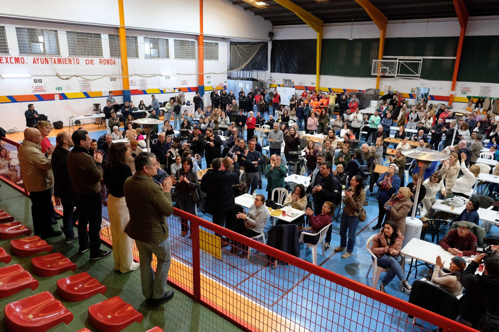 Moreno Bonilla, dirigiéndose a los vecinos en el pabellón de Ronda.