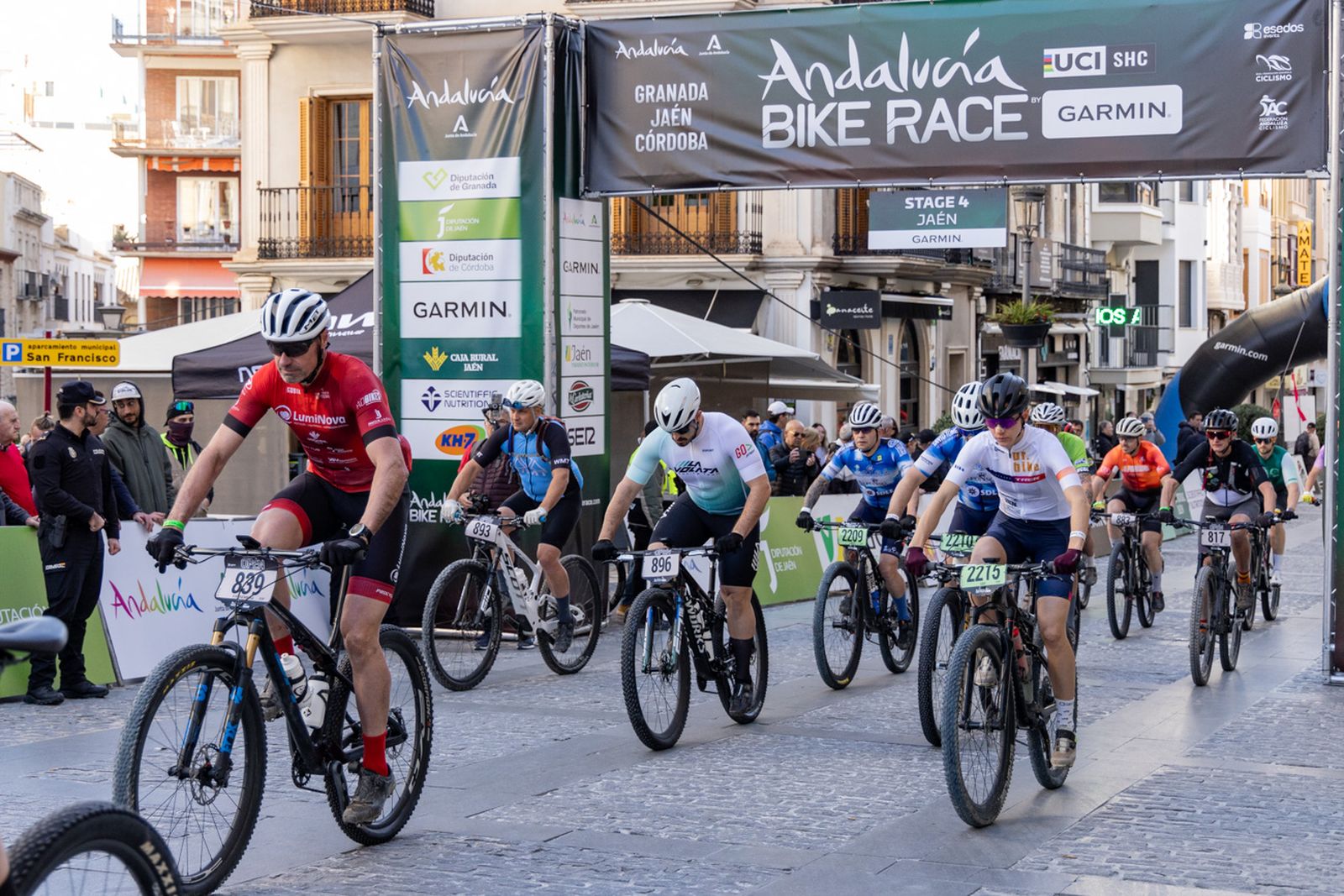 Jaén, protagonista de nuevo en la salida de la tercera etapa de la Andalucía Bike Race