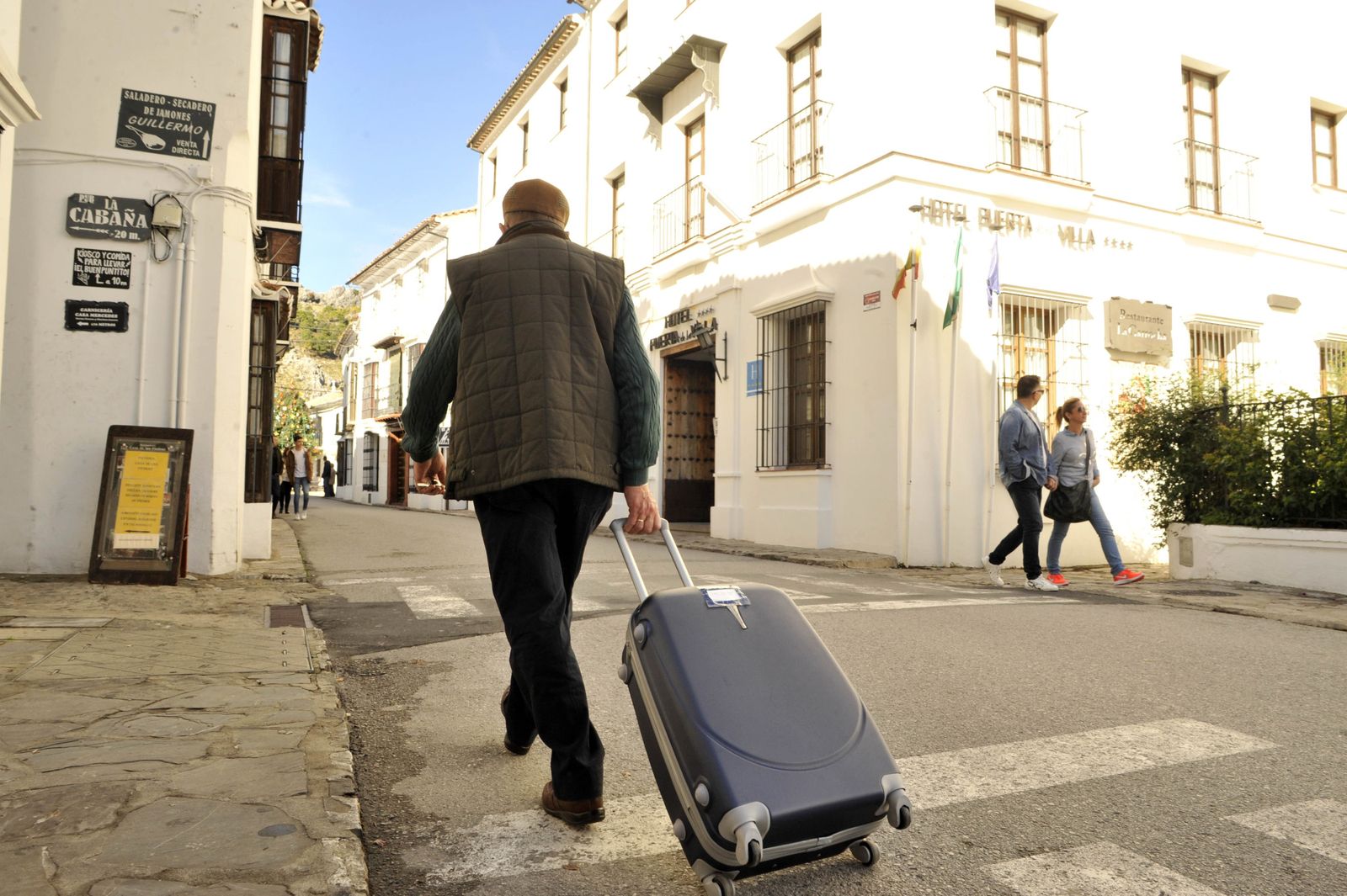 Un turista llegando a Grazalema durante un puente festivo.