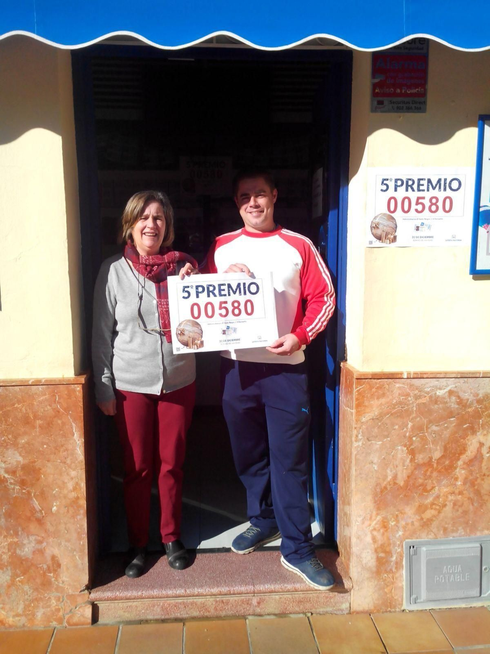 A la izquierda, quienes repartieron 120.000 euros en Villamartín; y a la derecha, el que lo hizo en Chiclana.