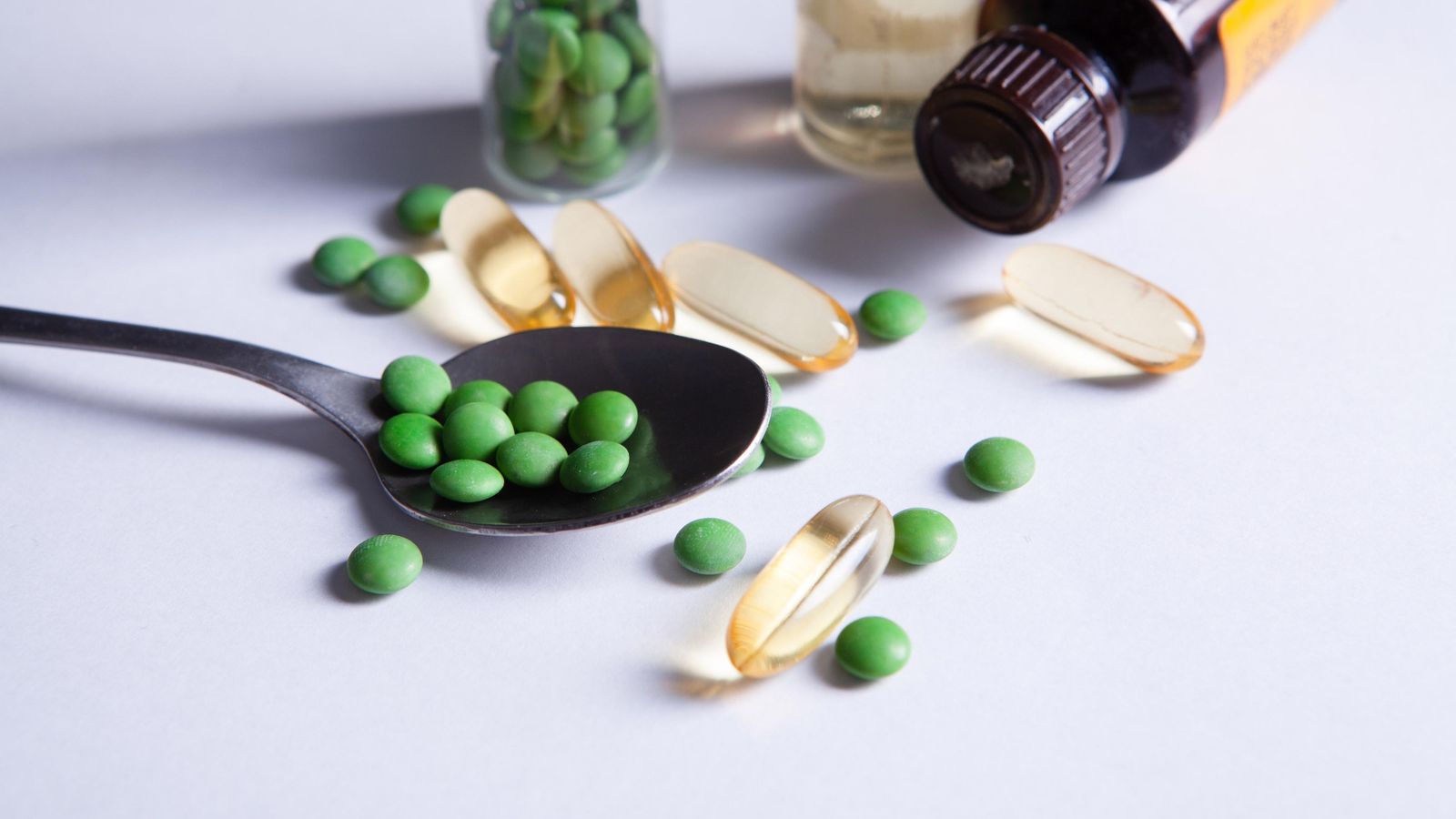 Suplementos vitamínicos para ayudar a tener unas pestañas densas y fuertes.