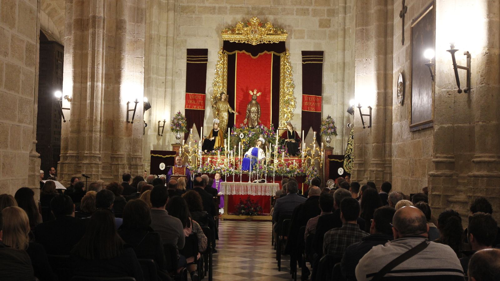 Multitud de fieles, cofrades y devotos a este primer día de Triduo.