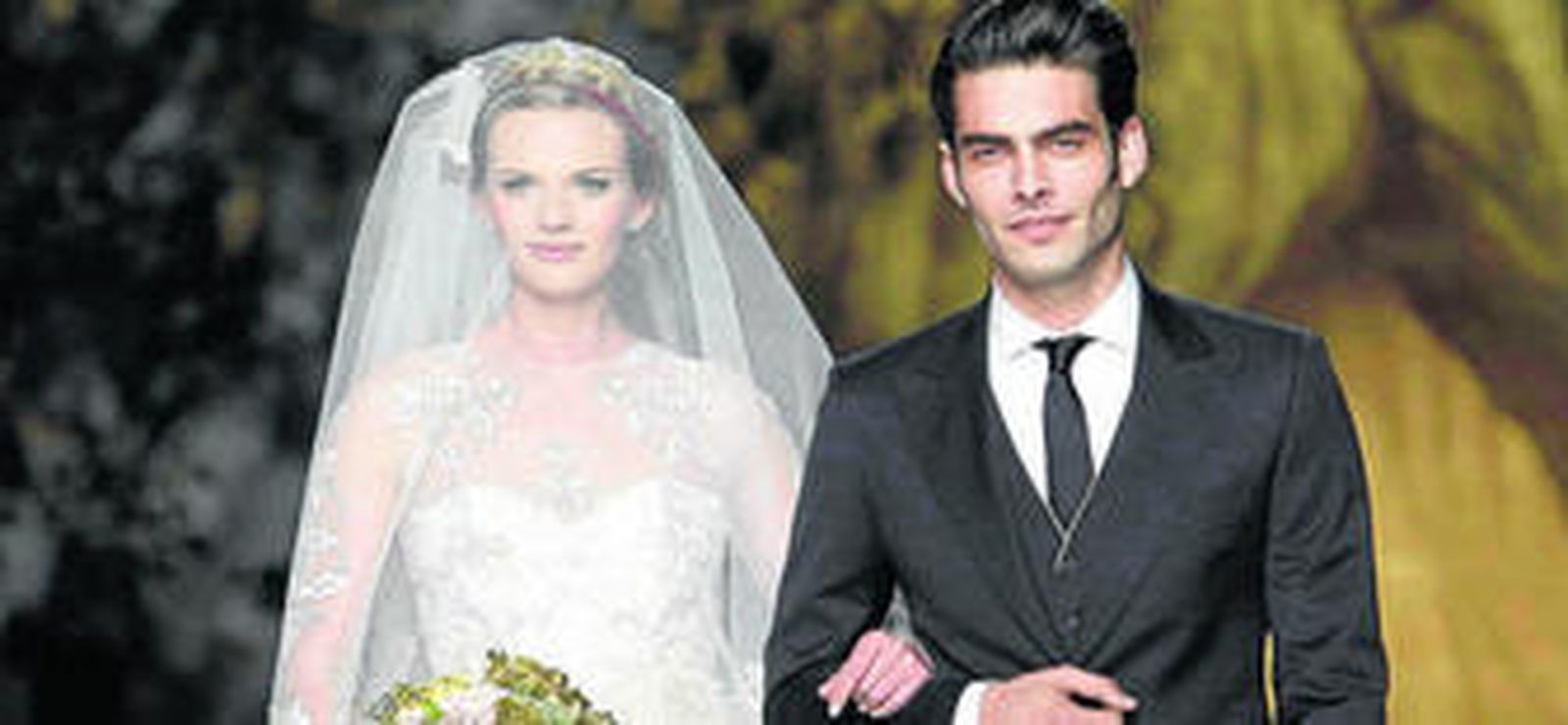 La rusa Anne Vyalitsyna y el español Jon Kortajarena cerraron el desfile simulando a una pareja de recién casados, con beso incluido.