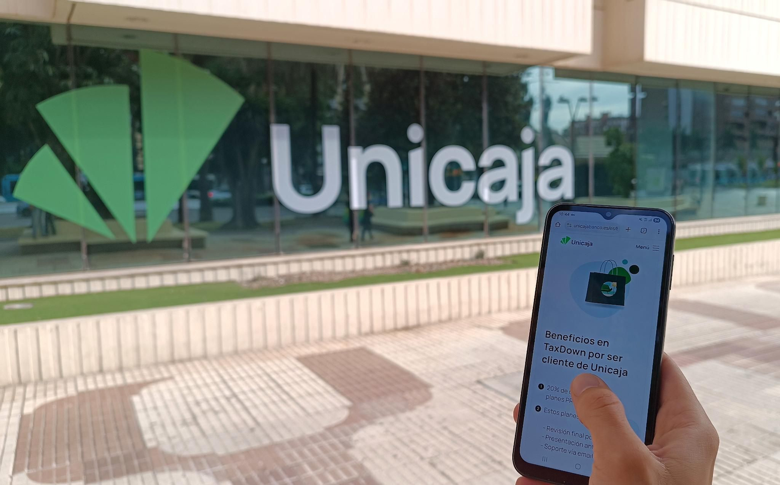 Imagen de un móvil que muestra las ventajas para la gestión tributaria que supone la alianza entre Unicaja y TaxDown.