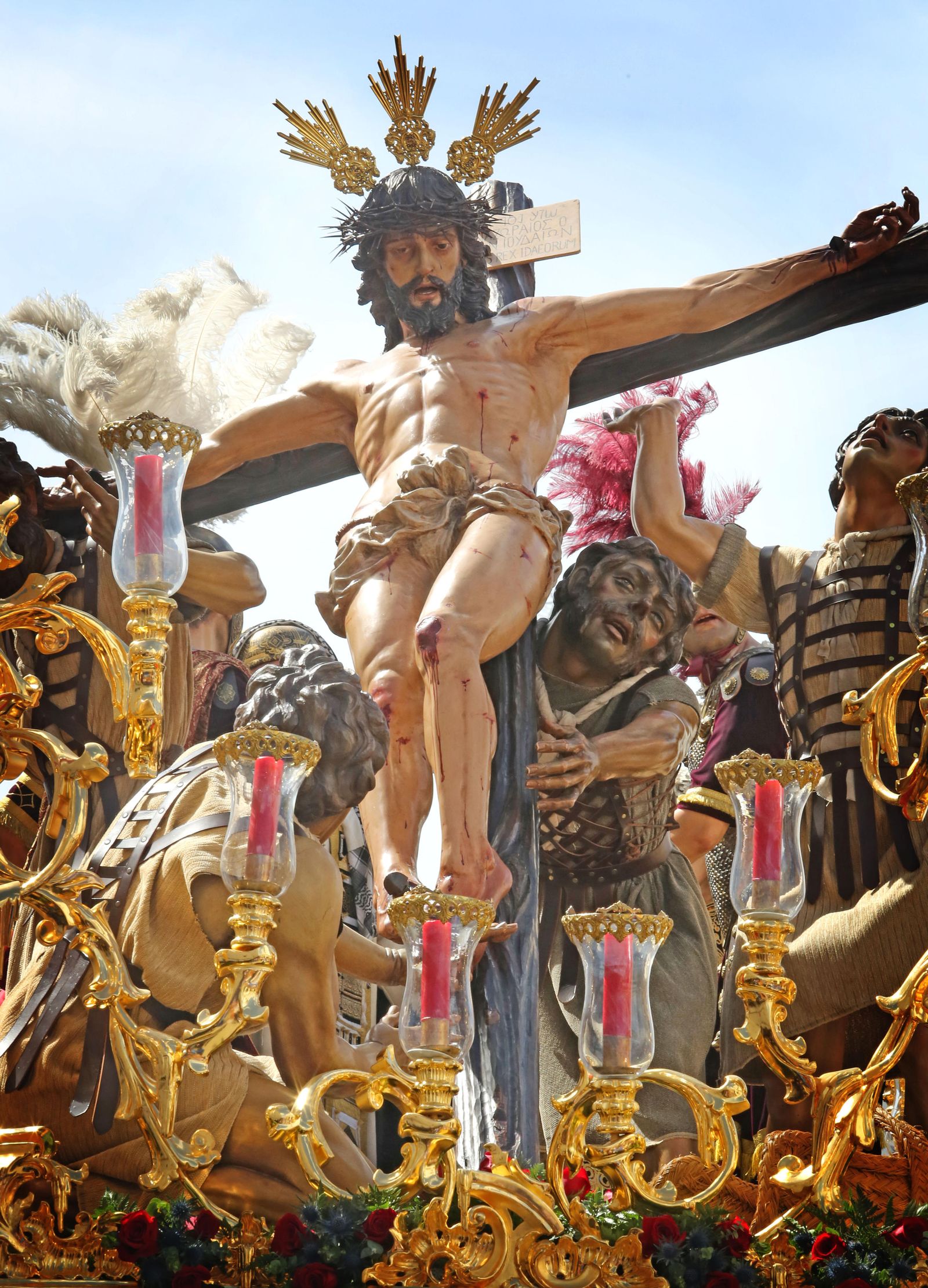 Los sayones judíos ayudan a incorporar la cruz donde ya ha sido crucificado el Cristo de la Exaltación.