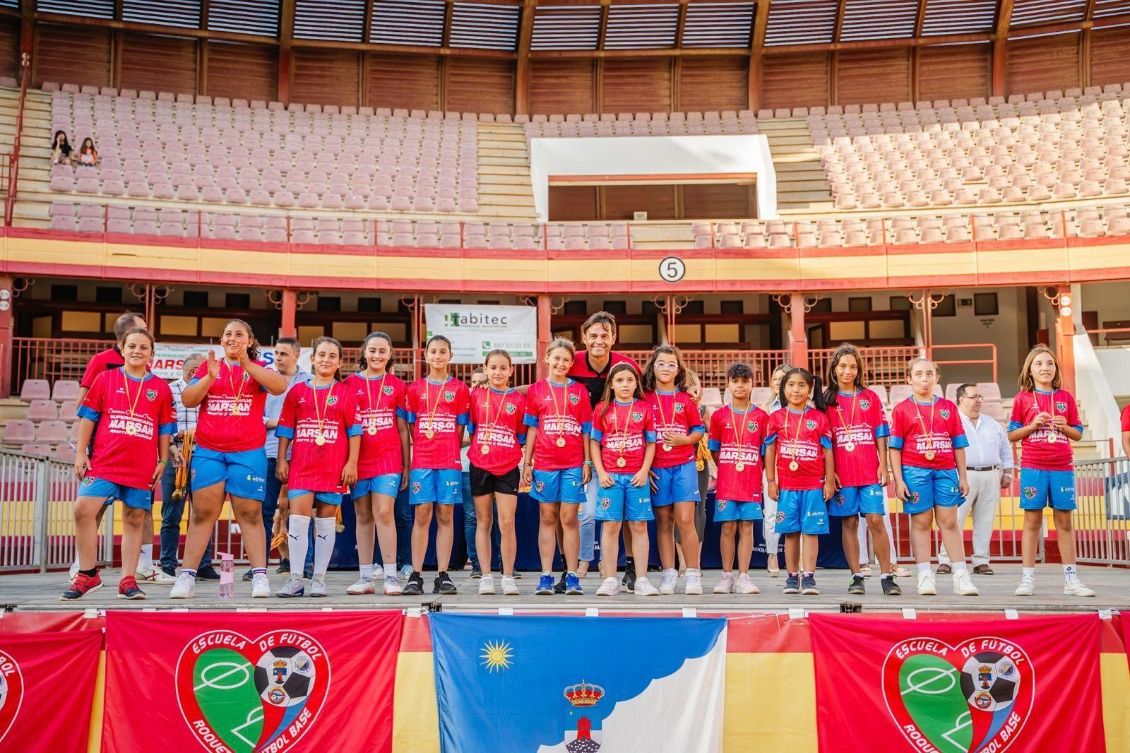 Uno de los equipos de la Escuela Municipal de Fútbol de Roquetas de Mar subido al escenario.