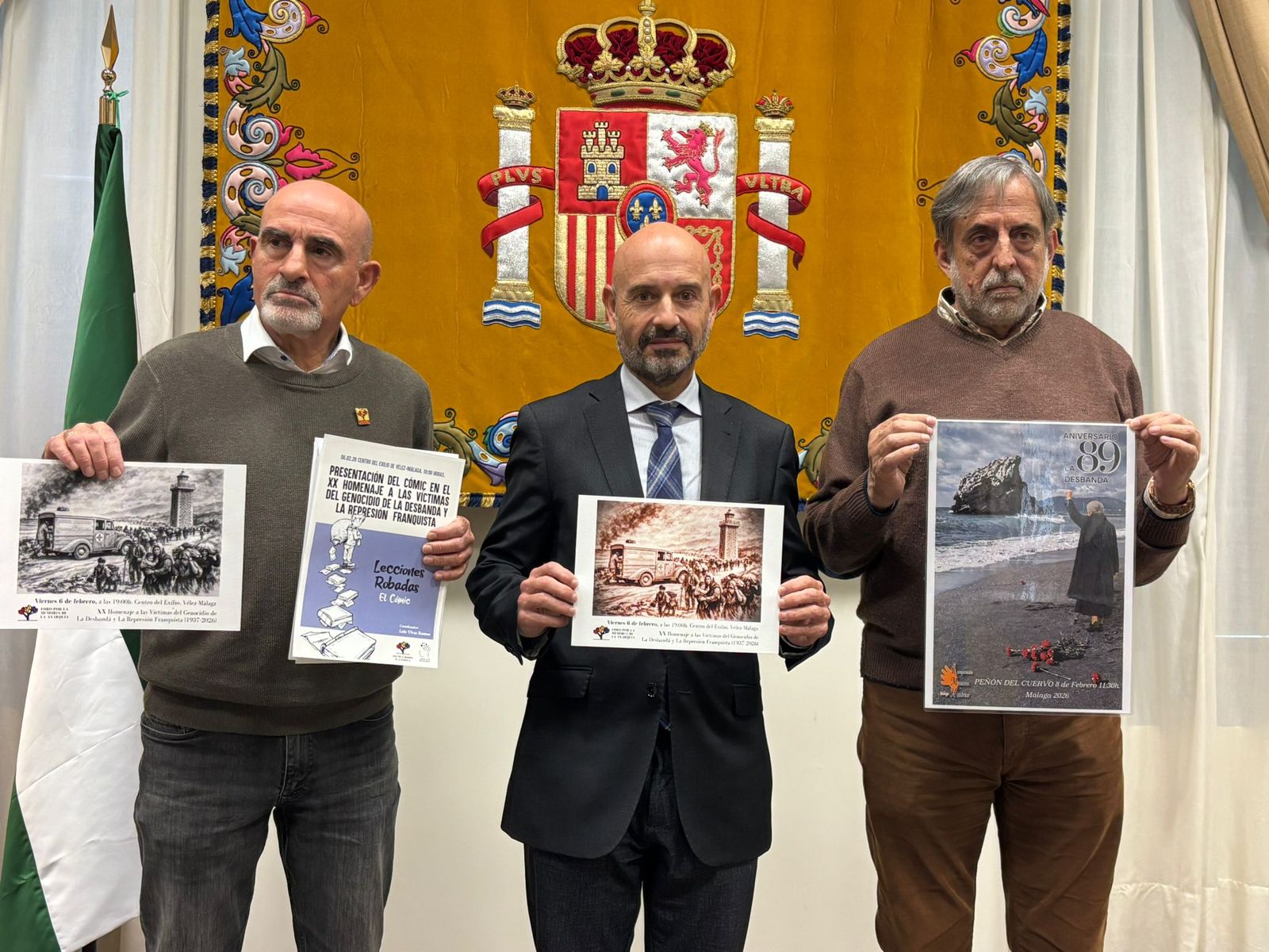 José Luis Cabello, Javier Salas y Rafael Molina presentando los carteles de los actos de conmemoración.