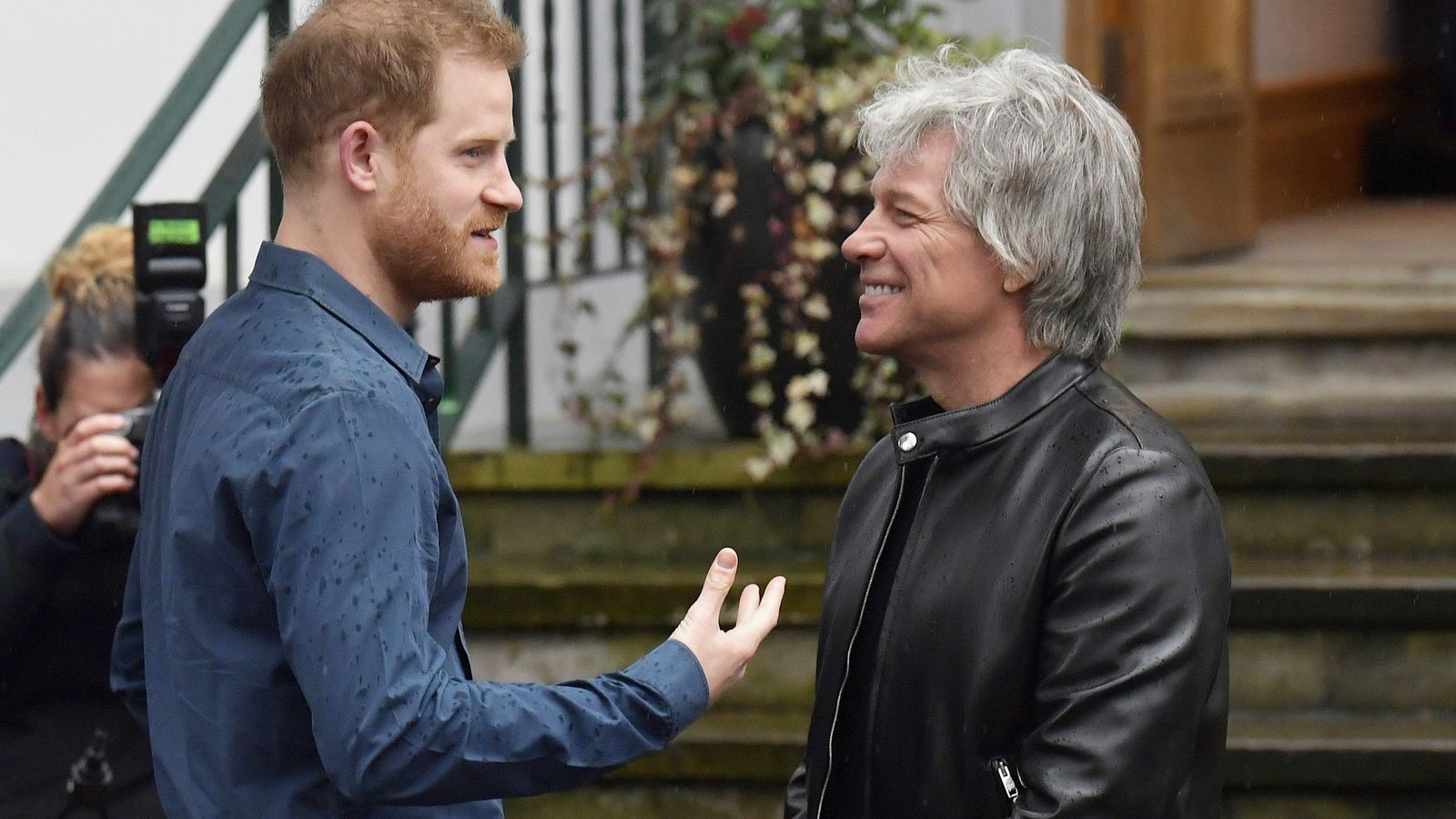 Enrique conversa con Bon Jovi a las puertas de los estudios de grabación Abbey Road, en Londres.