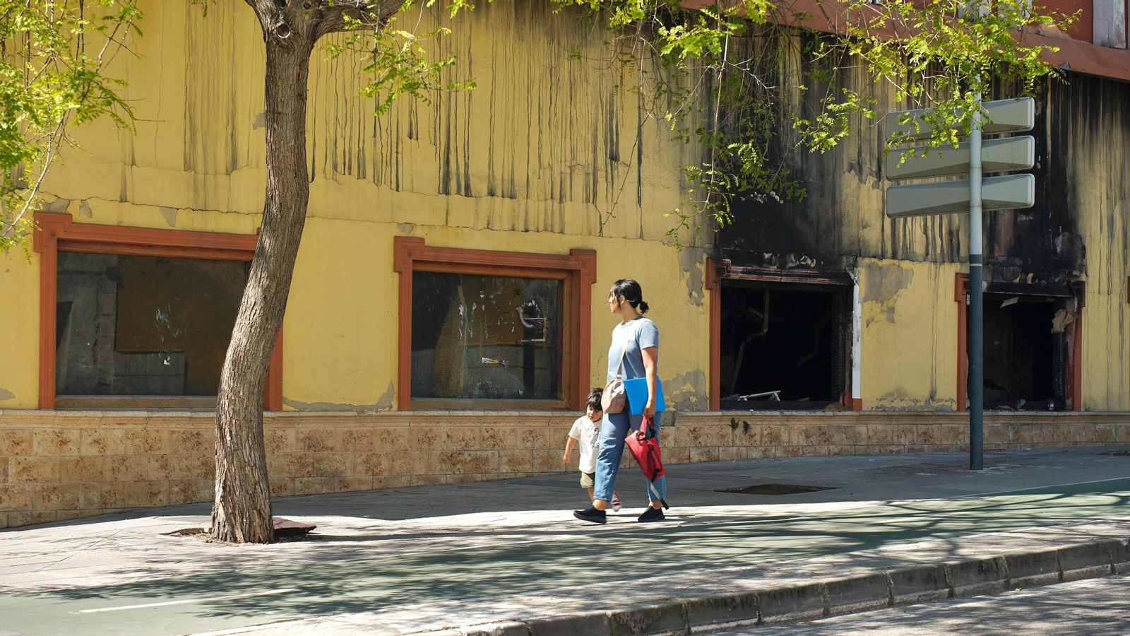 Fotos del edificio abandonado en la avenida Gesto por la Paz de Algeciras una semana después de incendiarse