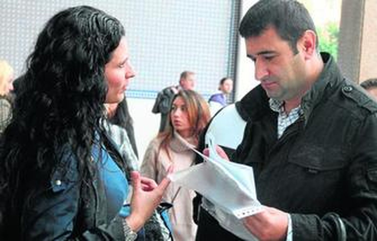 Luis Santamaría conversa con su abogada a las puertas del Juzgado, en Algeciras.