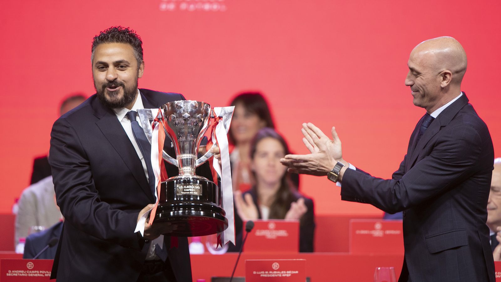 Ibrahim Ewis, consejero de la UDA, recibía la Copa de Campeones de manos de Luis Rubiales