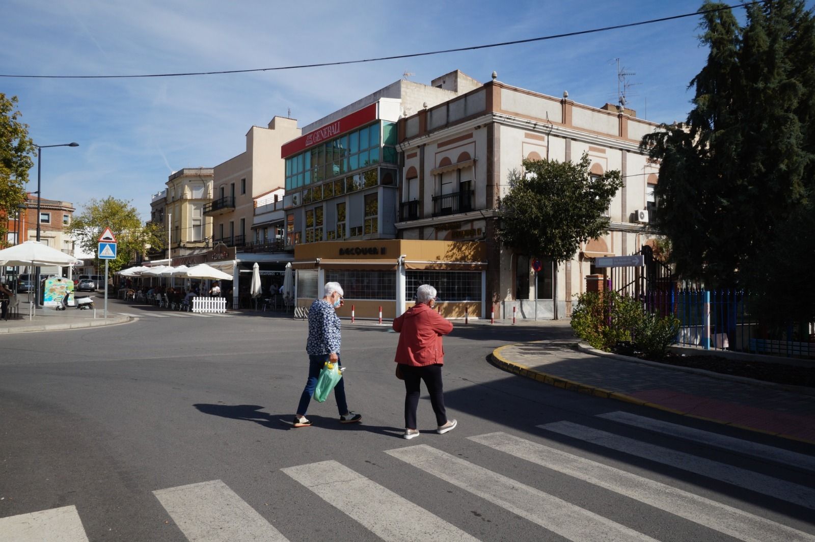 Dos personas en una calle de Peñarroya-Pueblonuevo.