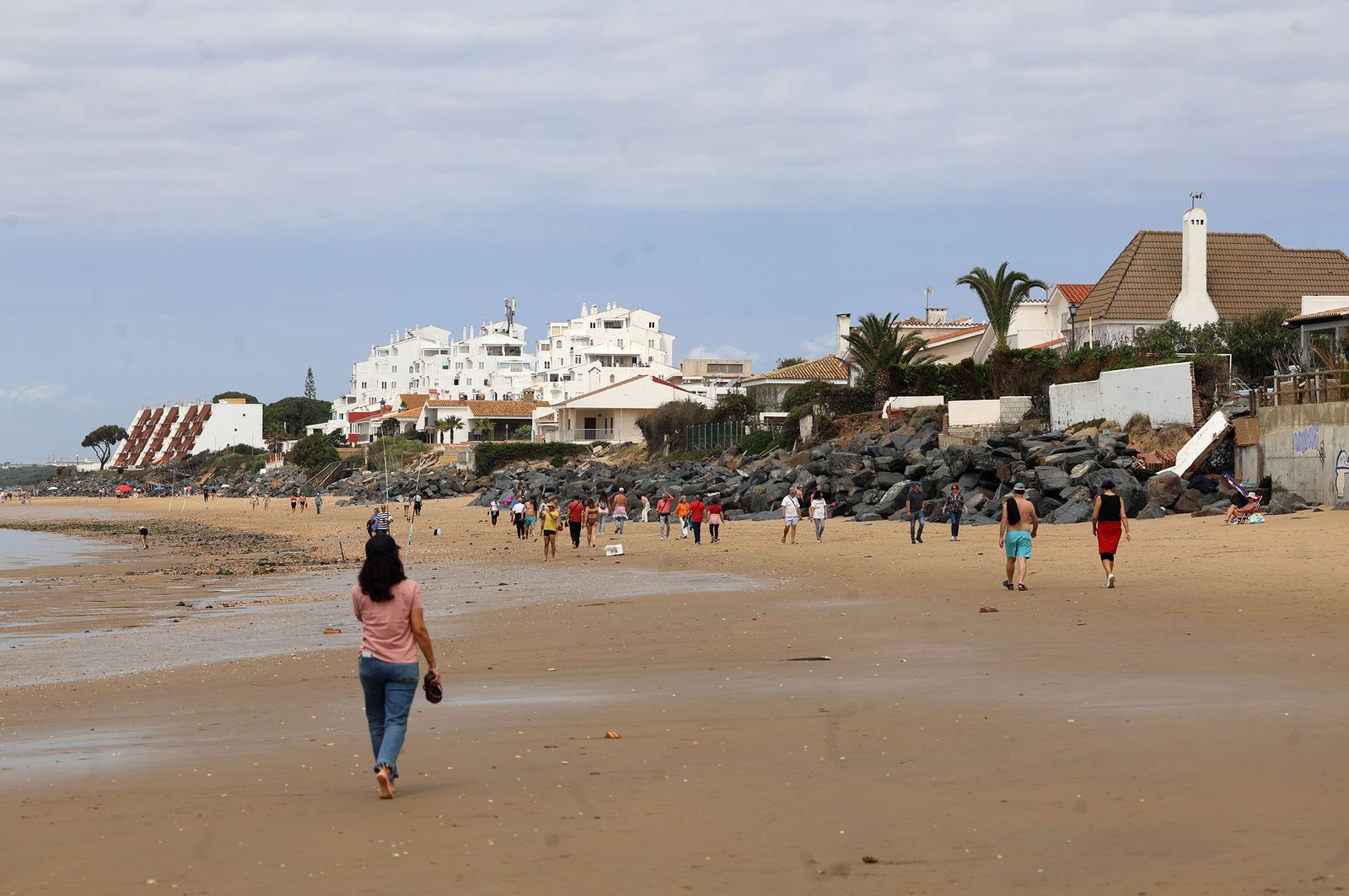 Imágenes del ambiente en la playa de El Portil durante la mañana del 1 de mayo