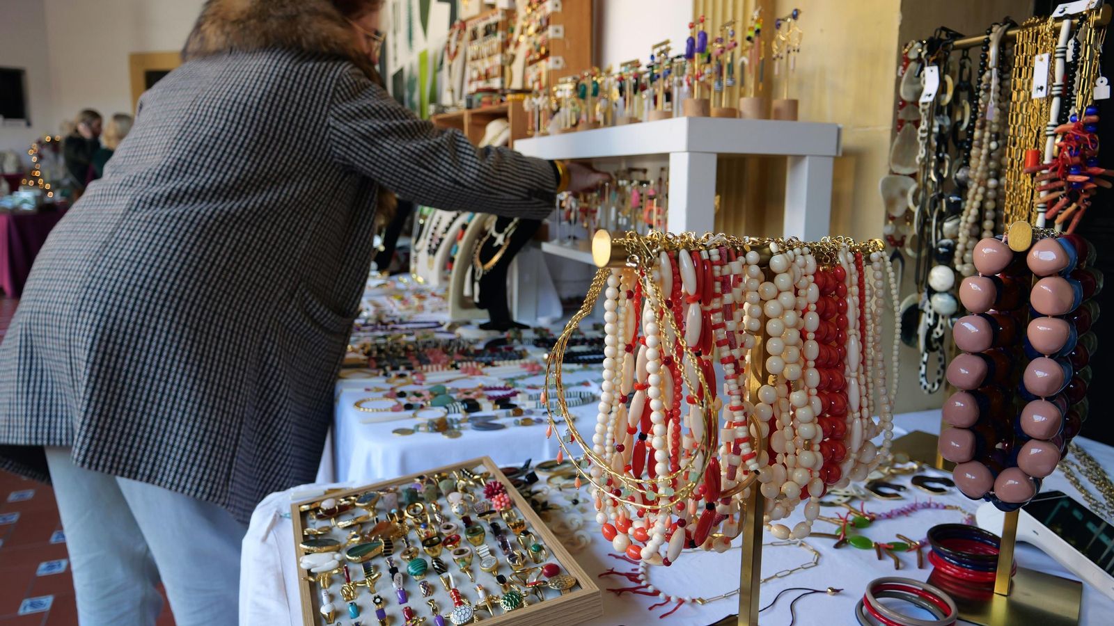 En puestos como este de Felippa, se pueden encontrar complementos ideales para estas fechas