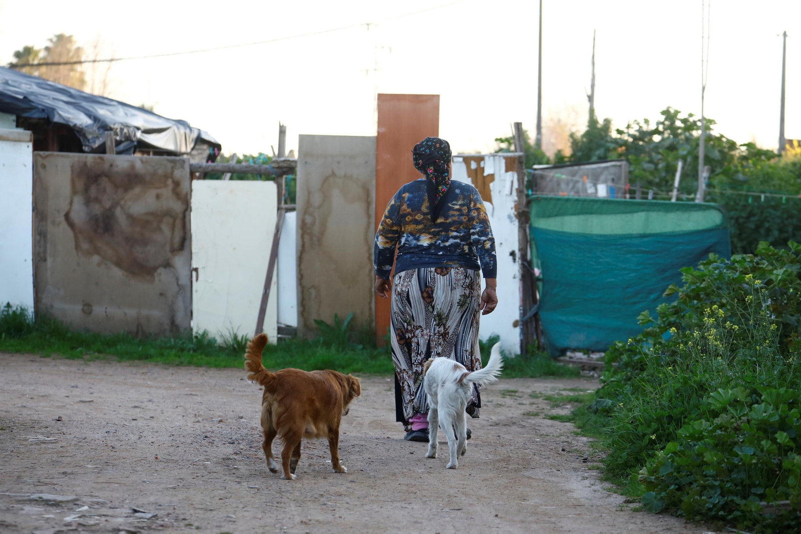 Una mujer camina por un asentamiento.