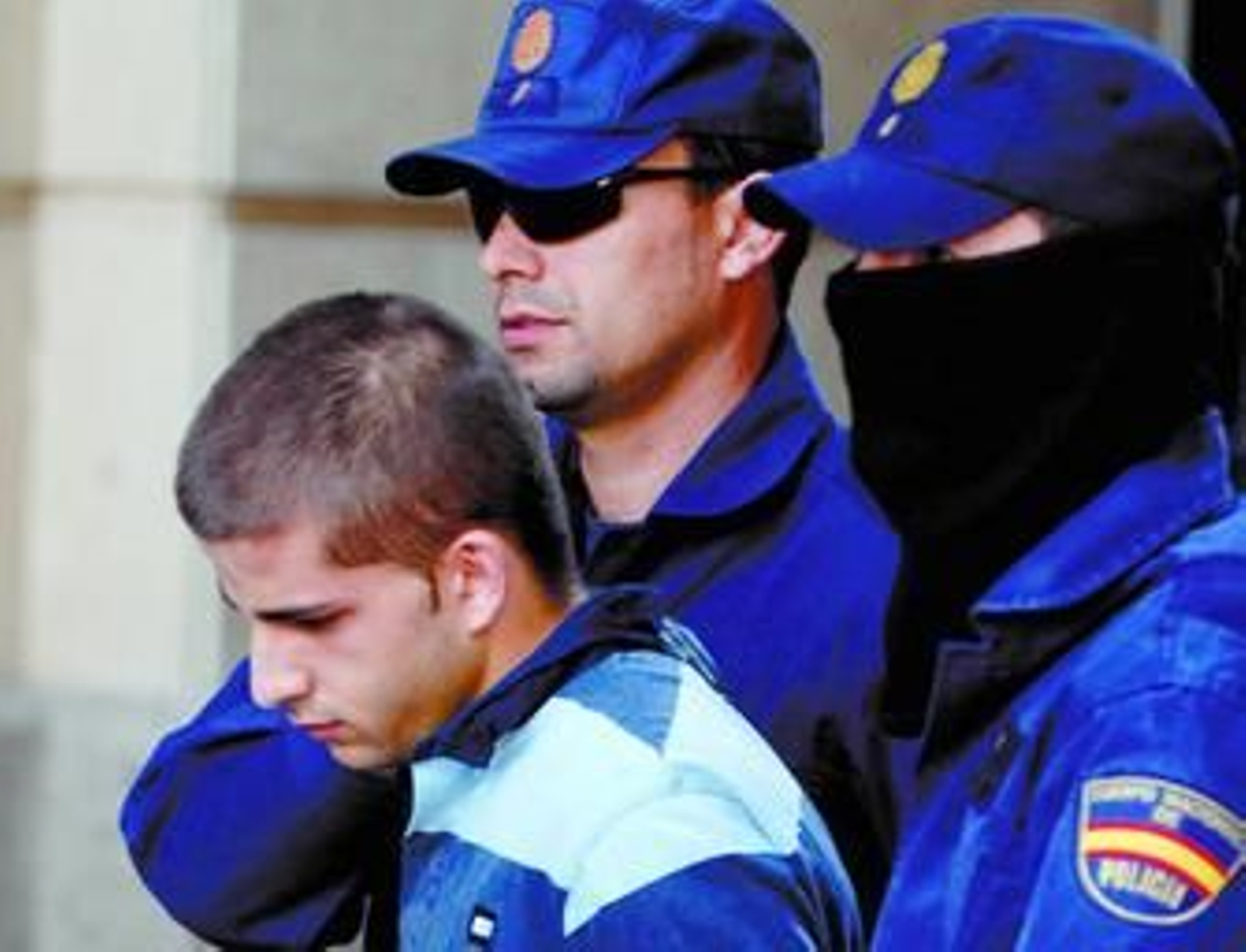 Miguel Carcaño, el joven que confesó el crimen y ahora se lo atribuye al menor de 15 años, llegando ayer a los juzgados.